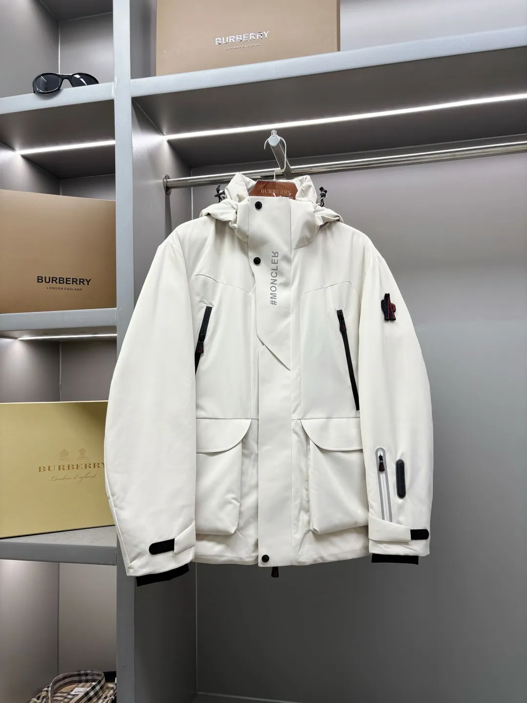 Moncler Premium ， Versatile ， ， ， Classic ， ， ， ！ 100% ， 90% ， ， ， 。 Classic MON Logo ！ YKK 。 ， ， micro chic ， Classic ， 。 Sizes：M-XXXL ：Black White